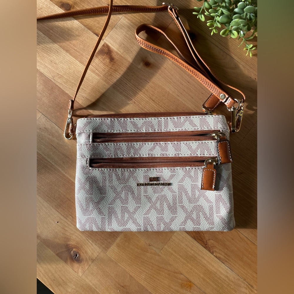 Purse - Picture 2 of 13